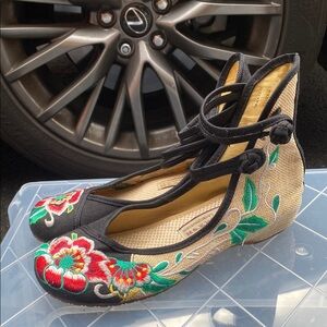 Women's Embroidered Shoes - Floral Needlepoint - Size 40/9.5US